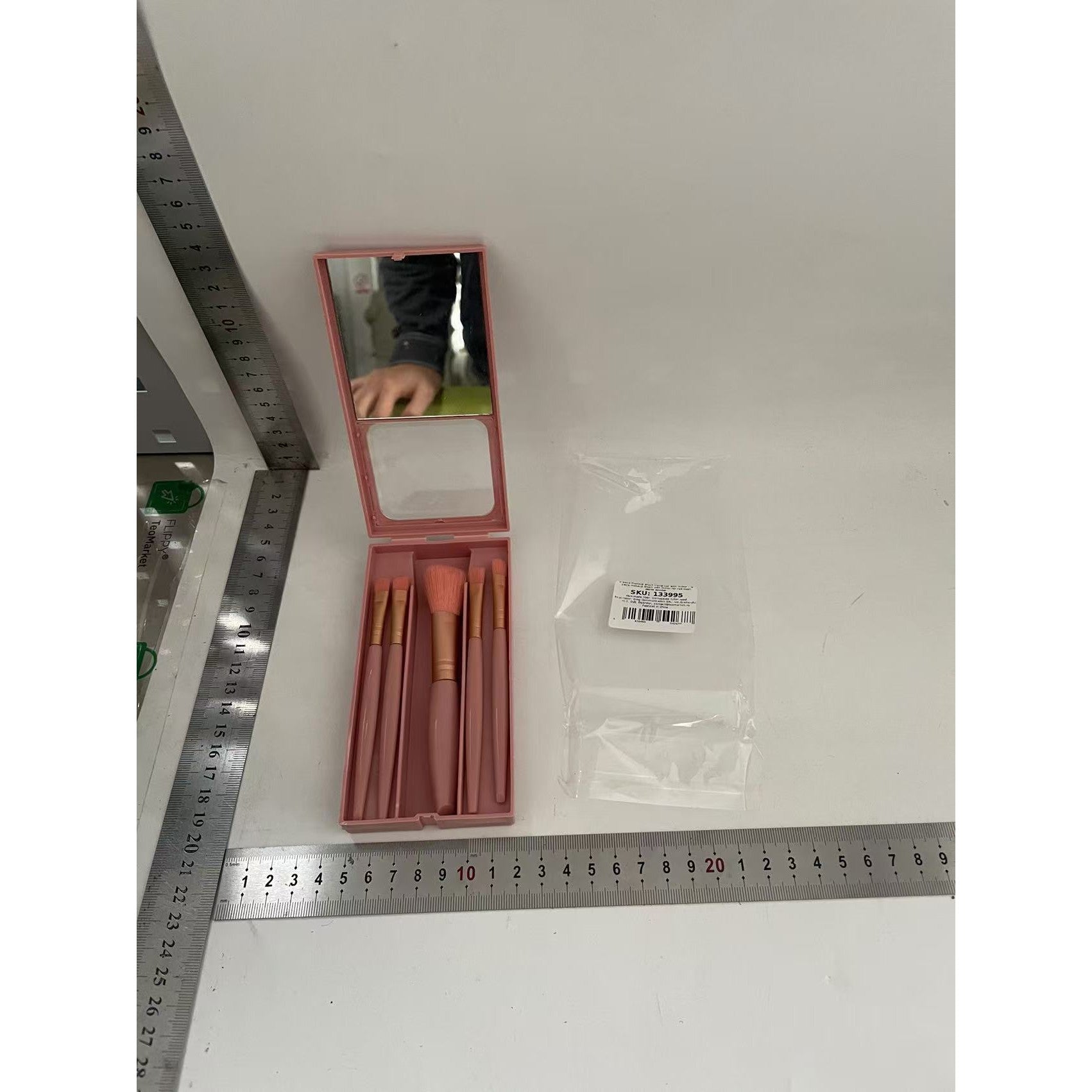 Set 5 pensule machiaj cu peri moi, suport depozitare și oglindă, roz închis