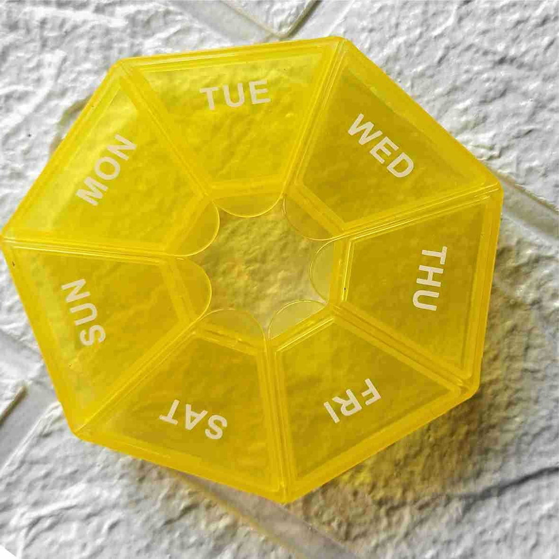 Cutie medicamente săptămânală 7 compartimente – organizator dose zilnice galben