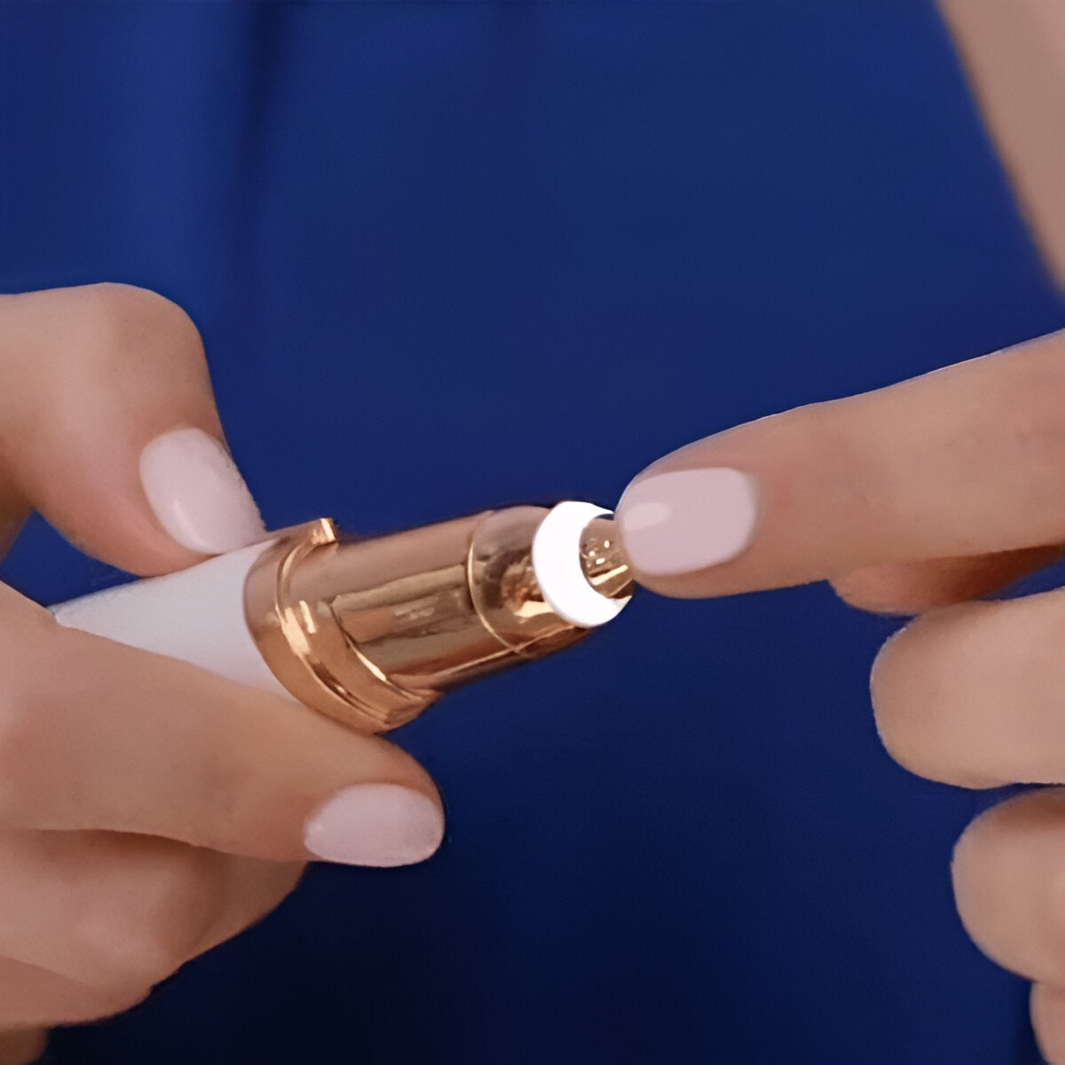 Epilator sprâncene portabil tip creion – precis, compact, alimentare cu baterii