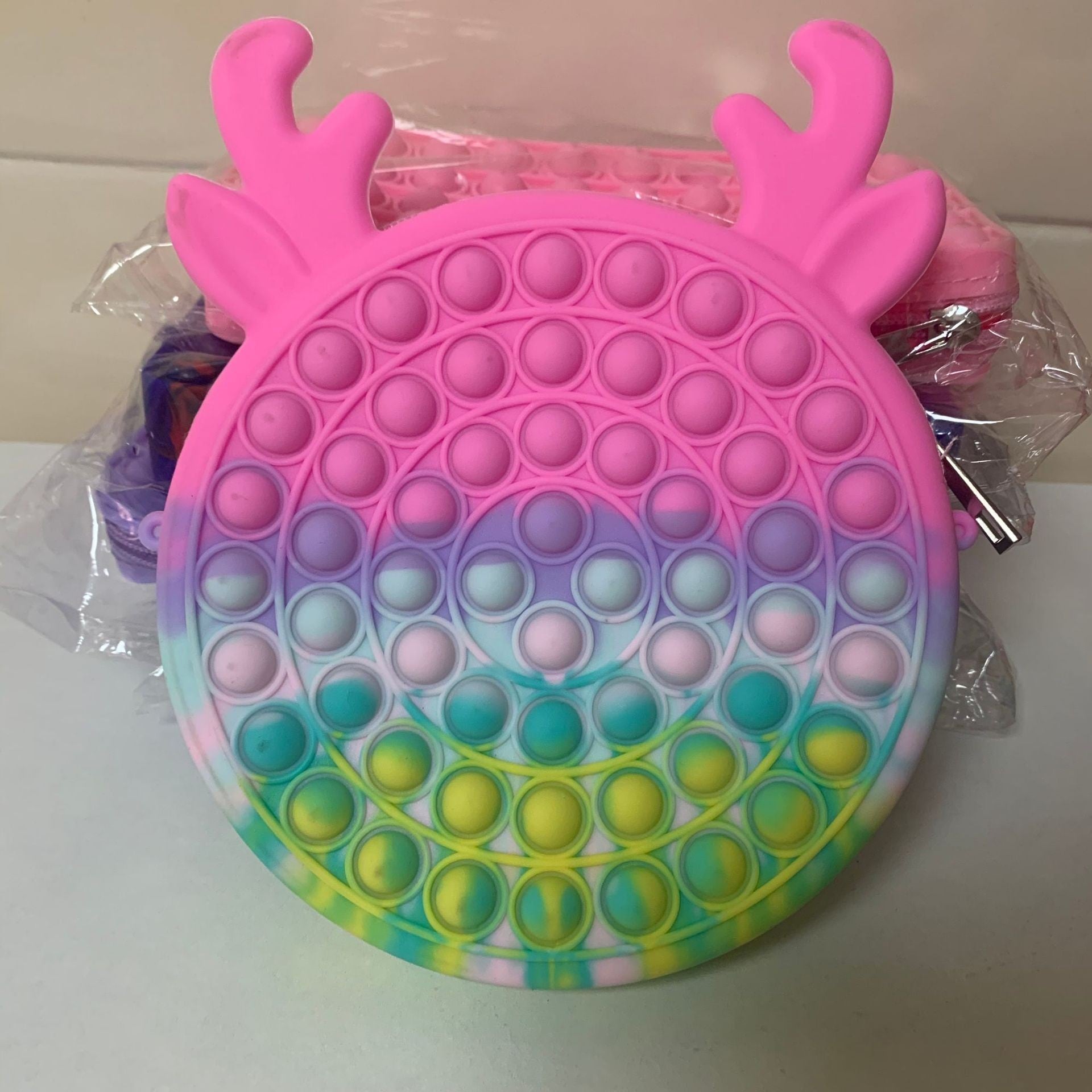 Jucărie antistres silicon Pop It geantă 16 cm – model ren, culori macarons