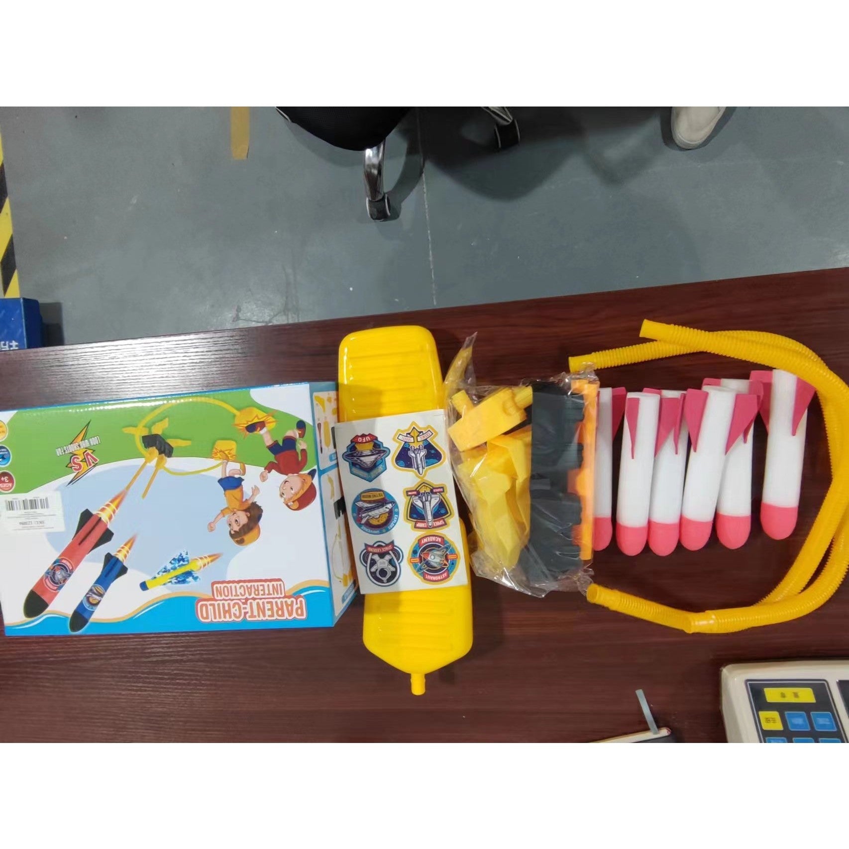 Lansator rachete cu picior pentru copii – 2 lansatoare, 6 rachete cu lumini