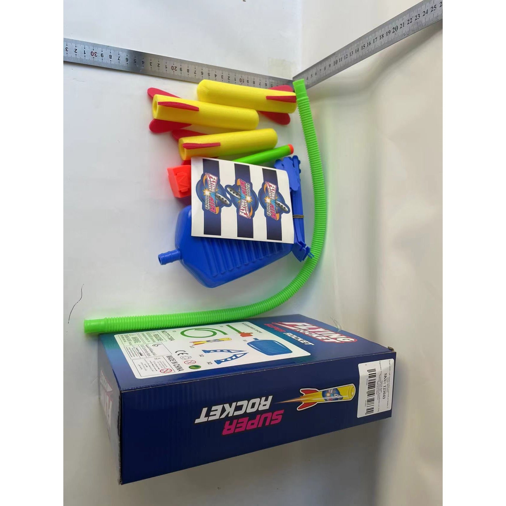 Jucărie lansator rachete cu piciorul – distracție activă și în aer liber pentru cei mici