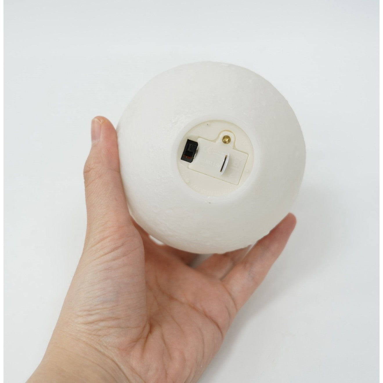 Lampa de veghe lună 3D LED 8 cm – lumina alb‑caldă, pe baterii, cu suport