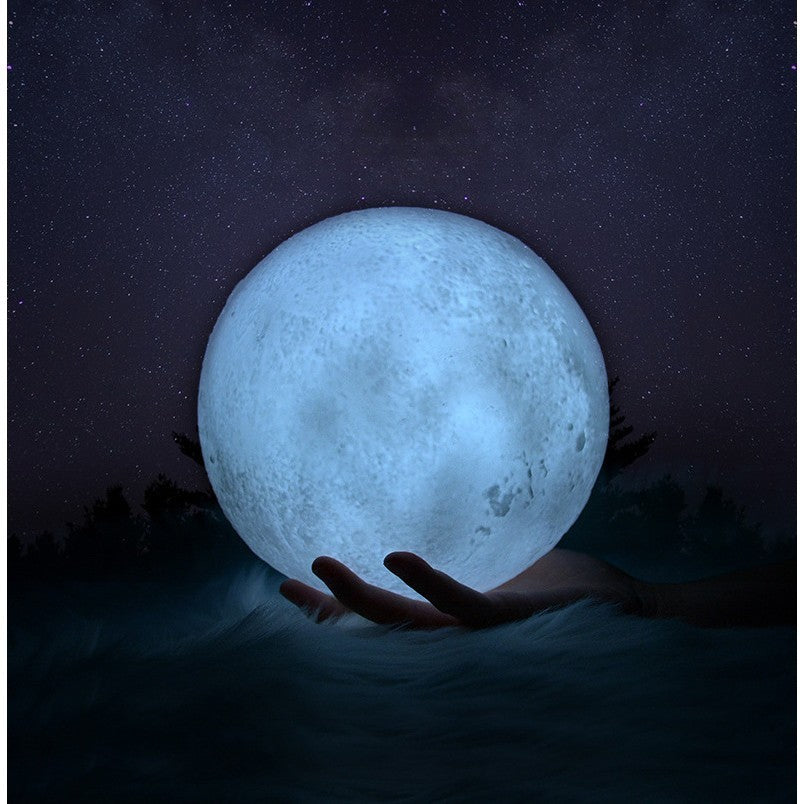 Lampa veghe lună 3D 8 cm alb rece – funcționare pe baterii, suport inclus