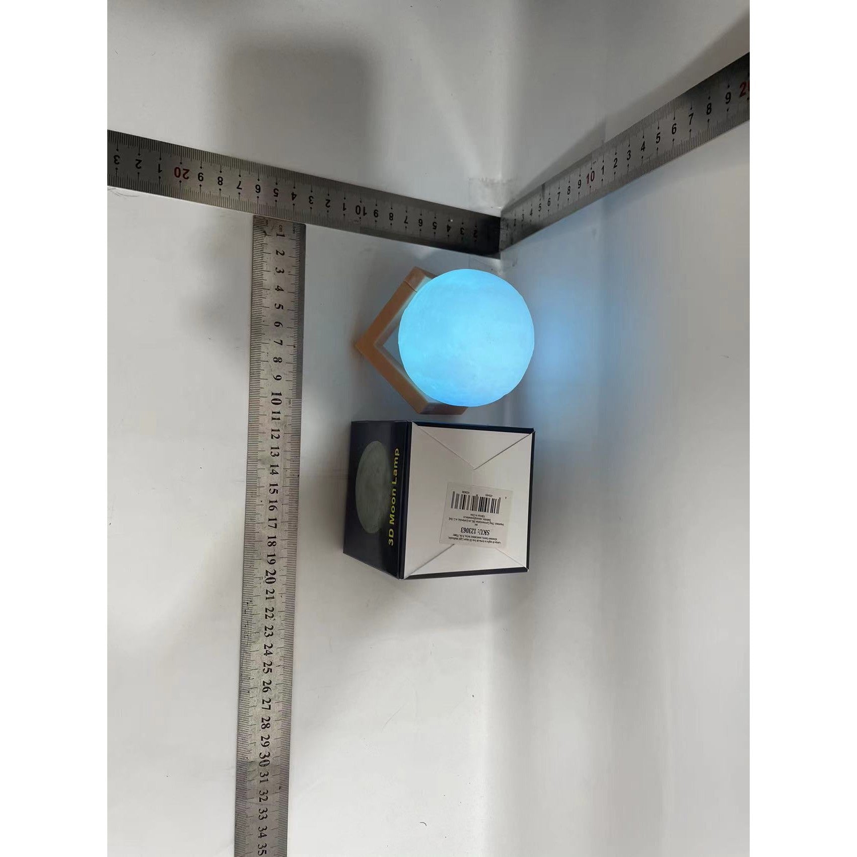 Lampa de veghe lună 3D multicolor 8 cm – baterii, stand inclus, ambient magic