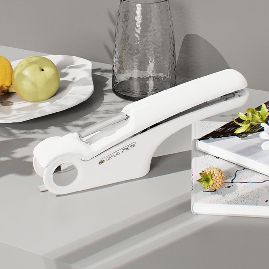 Presa multifuncțională usturoi 4 în 1 – feliator, deschizător borcane, curățător fructe și legume