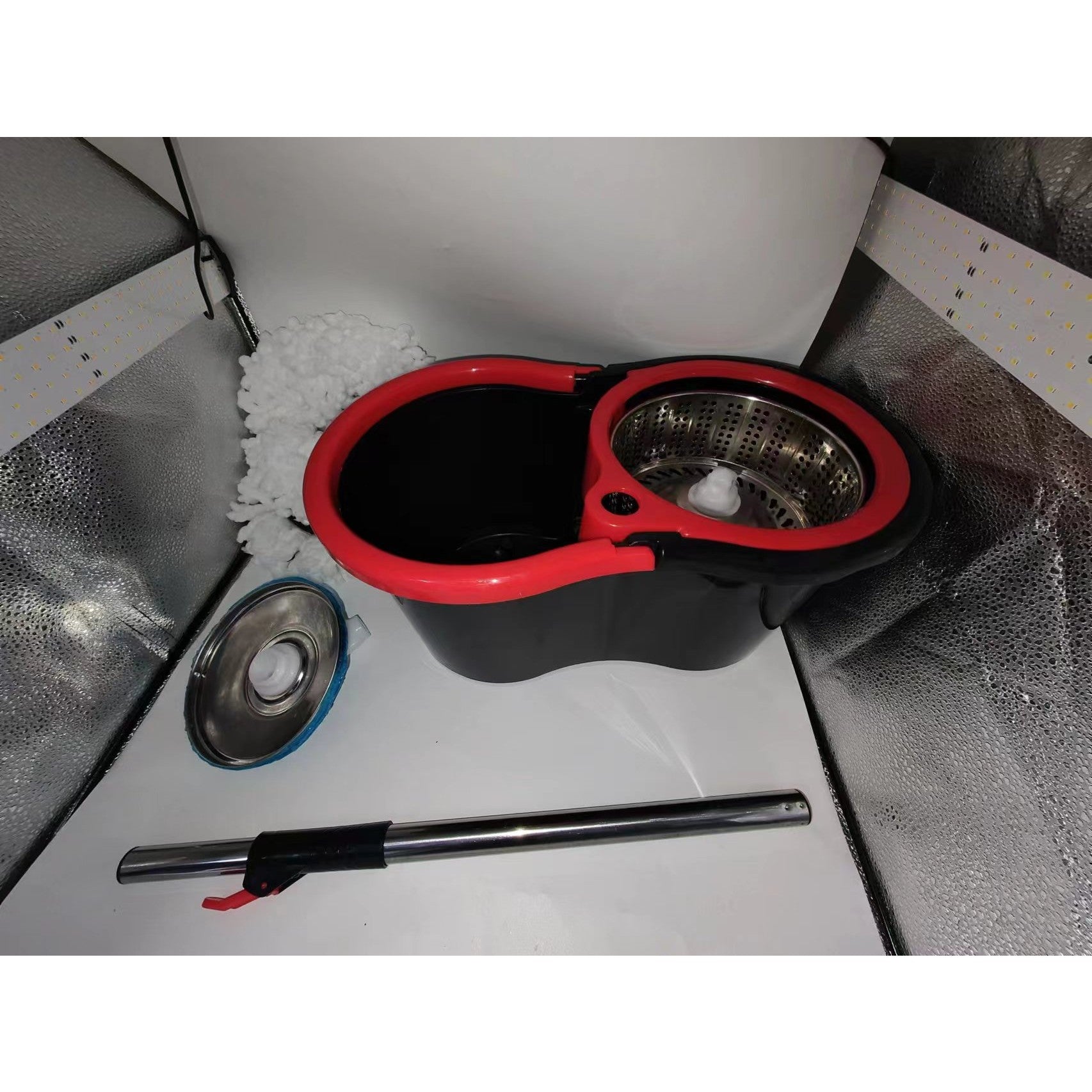 Set mop rotativ cu găleată 8 L, microfibră, dop de scurgere – negru-roșu