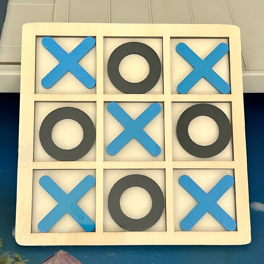 Joc Montessori Tic-Tac-Toe din lemn 9 piese 14,3×14,3 cm – educativ & interactiv