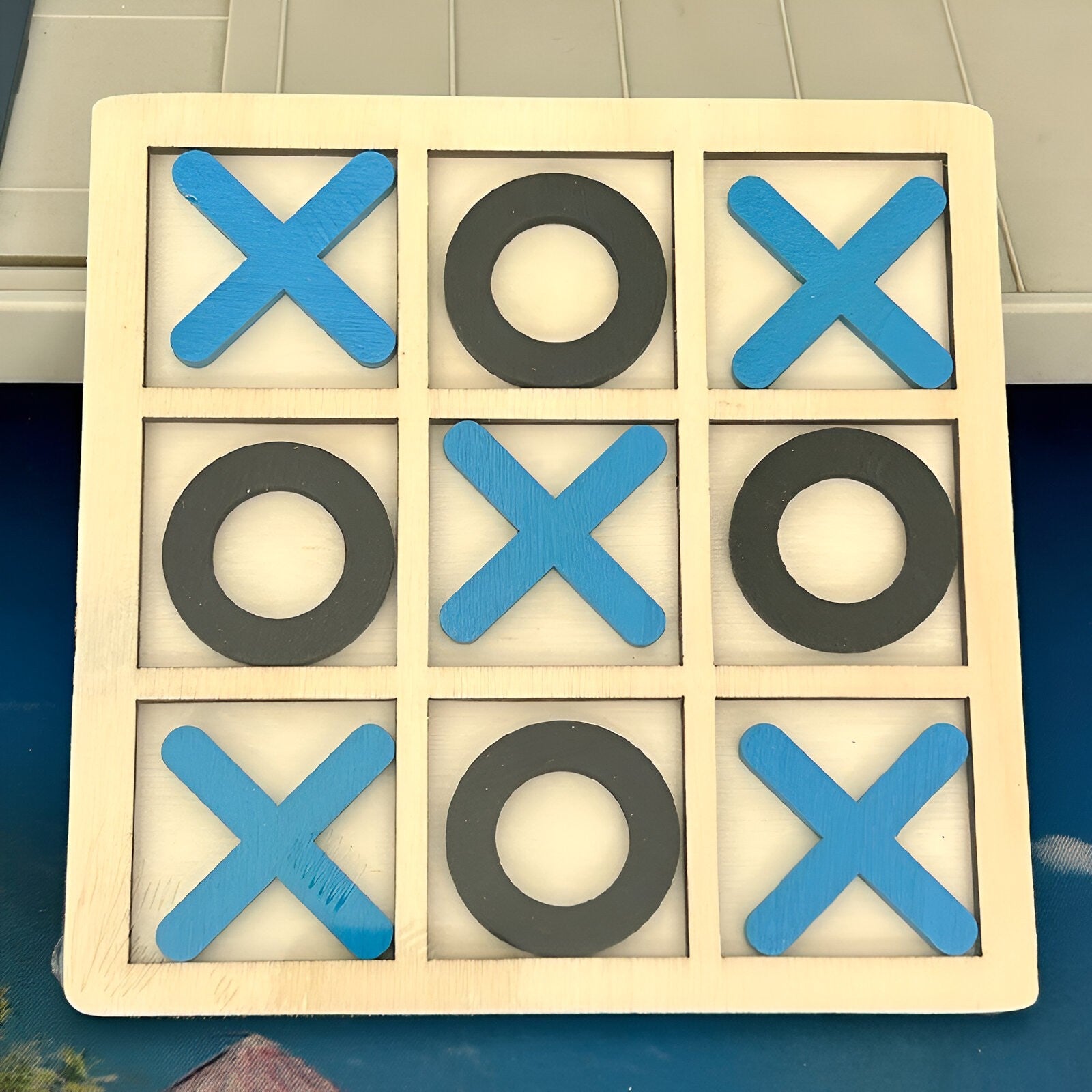 Joc Montessori Tic-Tac-Toe din lemn 9 piese 14,3×14,3 cm – educativ & interactiv